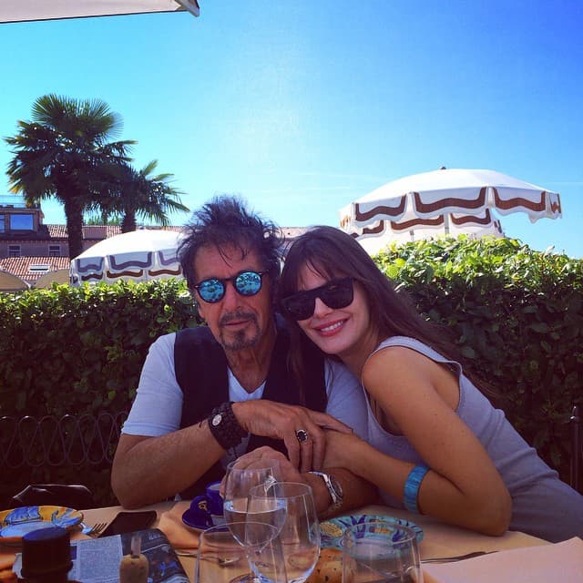 Mujer que flechó en cuestión de segundo al actor de “El Padrino”.