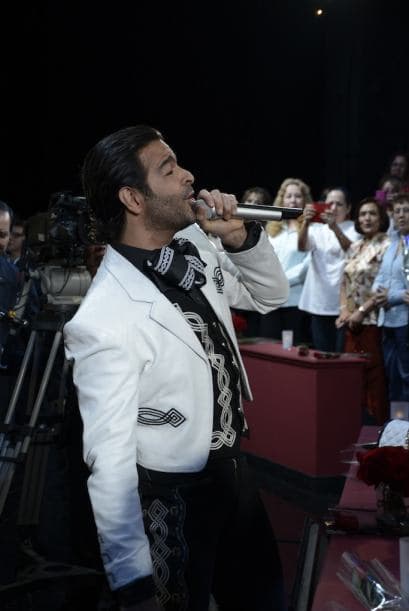 Pablo Montero le cantó a las mamitas