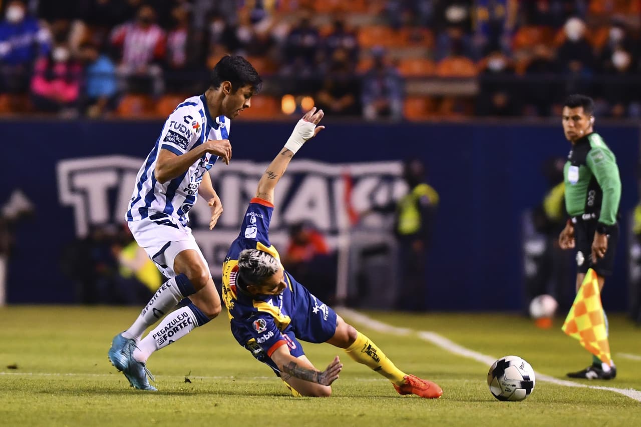 A sus 38 años, Rubens Sambueza protagonizó el ataque de San Luis y motivó al equipo a adelantar líneas para buscar la primera anotación del juego.
