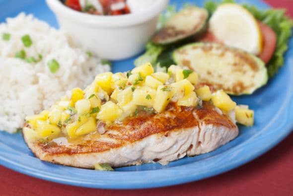 Para innovadores. Las frutas frescas finamente picadas, con cebolla morada y cilantro, son perfectas para acompañar pescado asado y carne blanca.