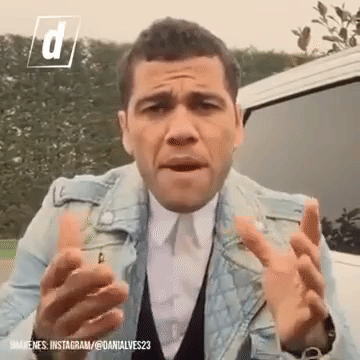 El futbolista brasileño Dani Alves, jugador en la Juventud de Italia, presumió su voz y cantó "Despacito" en español. Alves nunca ha escondido sus dotes artísticos. Ha grabado videos imitando canciones como "Shaky Shaky" de Daddy Yankee y "la bicicleta" de Shakira y Carlos Vives.