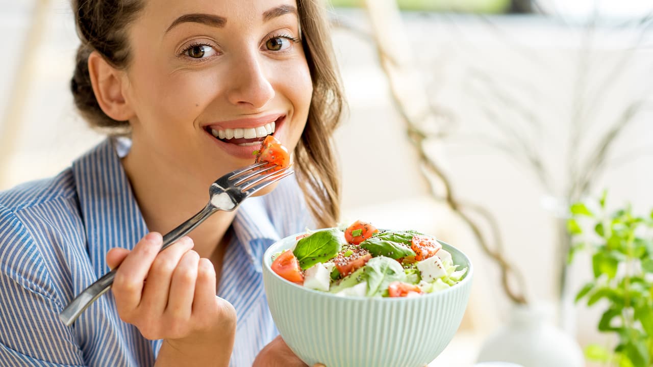 La experta explica que cada comida debe cumplir con cinco componentes esenciales para que sea completa, balanceada y saludable.
<br>