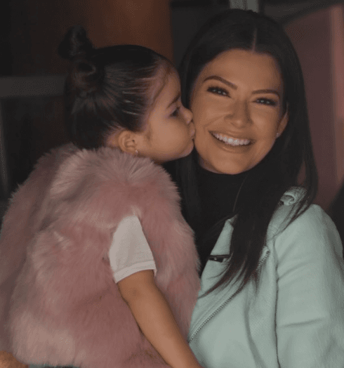 Ana Patricia está embarazada y la pequeña Giulietta así consiente a su mamá.