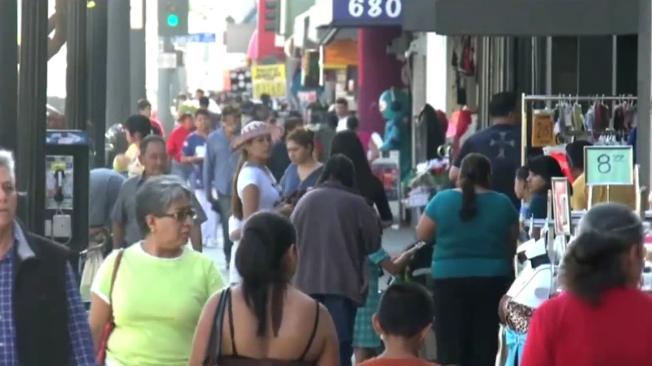 El comisionado de Miami-Dade analiza el peso histórico y el tablero político de los hispanos en los 250 años de EEUU