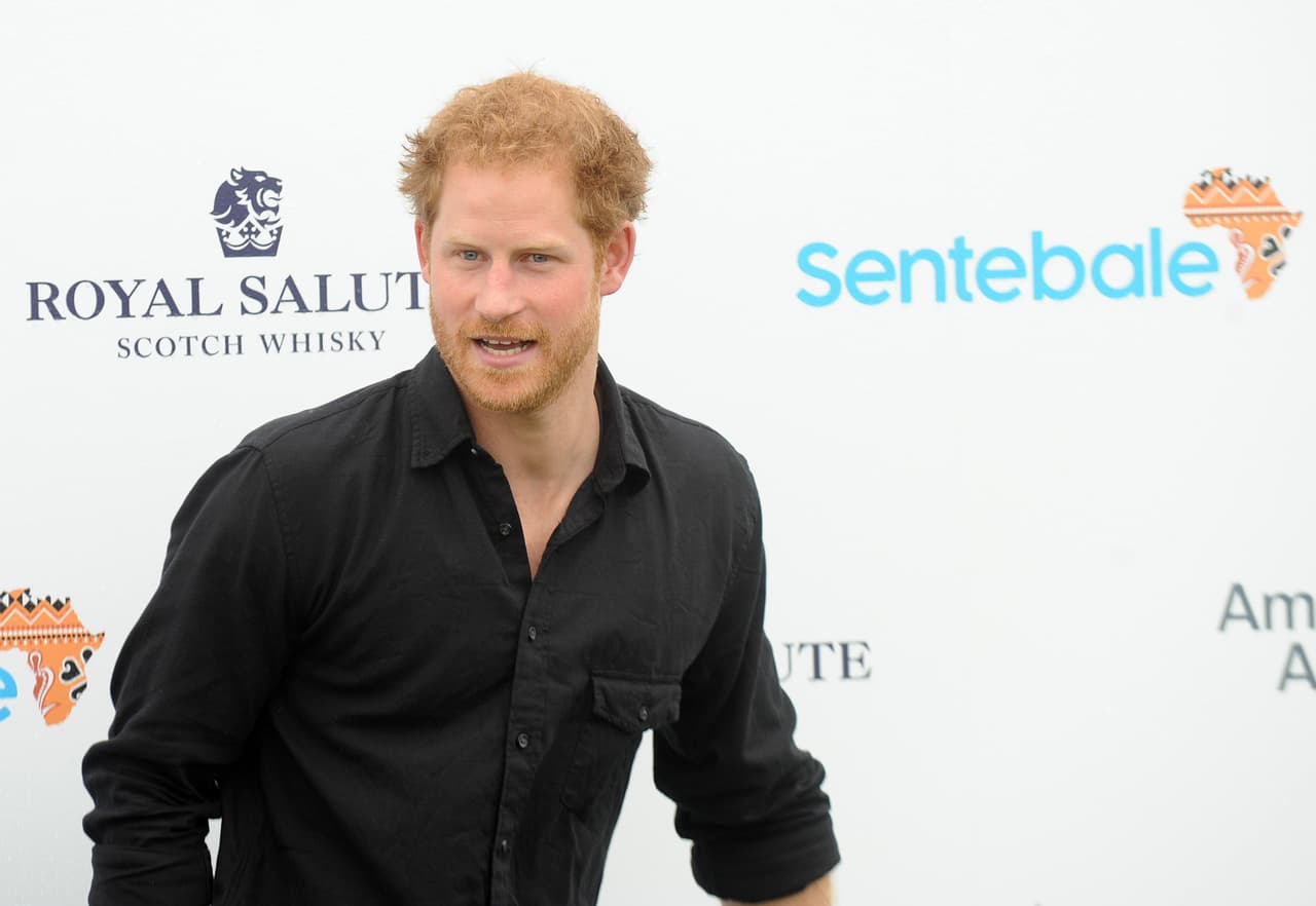 En la conversación que se publicó en la edición de septiembre de la revista Vogue Reino Unido que 
<b><a href="https://www.univision.com/famosos/estas-son-las-15-mujeres-que-meghan-markle-eligio-para-el-ejemplar-de-vogue-donde-ejercio-como-editora-video" target="_blank">Meghan Markle editó</a></b>, el príncipe dijo que los prejuicios se "aprendieron de la generación anterior, o de la publicidad de su entorno". 
<br>