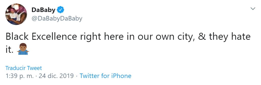 En un segundo mensaje aseguró que 
<b>es un buen ejemplo para la comunidad</b> afroestadounidense "y ellos (la policía) odian eso".