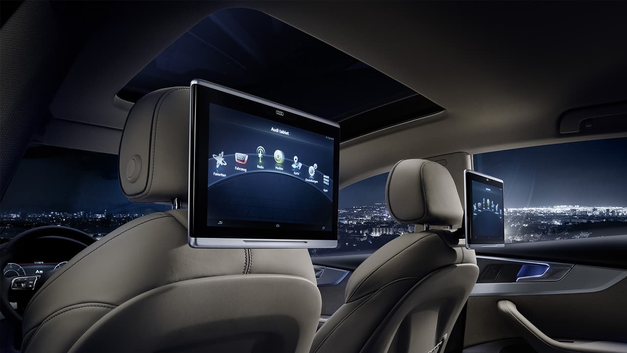 El Audi S5 Sportback cuenta con la opción de pantallas gemelas para los pasajeros traseros vinculadas el sistema de información y entretenimiento del vehículo.