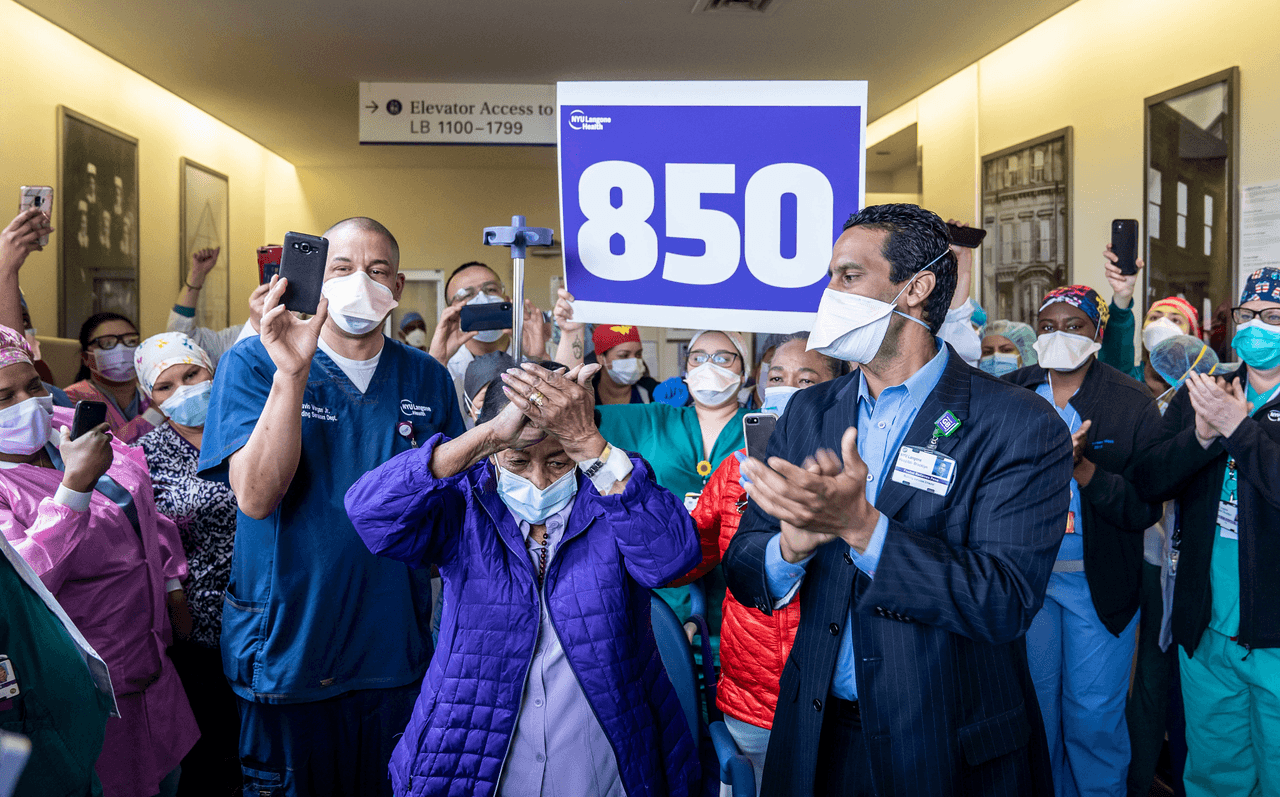 Abuela hispana de 87 años vence al coronavirus y sale festejando del hospital
