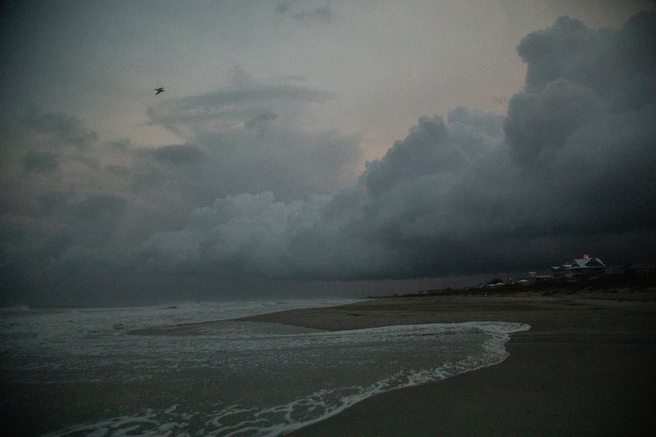 Aunque Florence ha disminuido levemente su fuerza, sigue avanzando con vientos máximos sostenidos de 105 millas por hora (165 km por hora) y avanza a 10 millas por hora (17 kilómetros por hora). En Atlantic Beach comienza a sentirse la llegada del huracán.