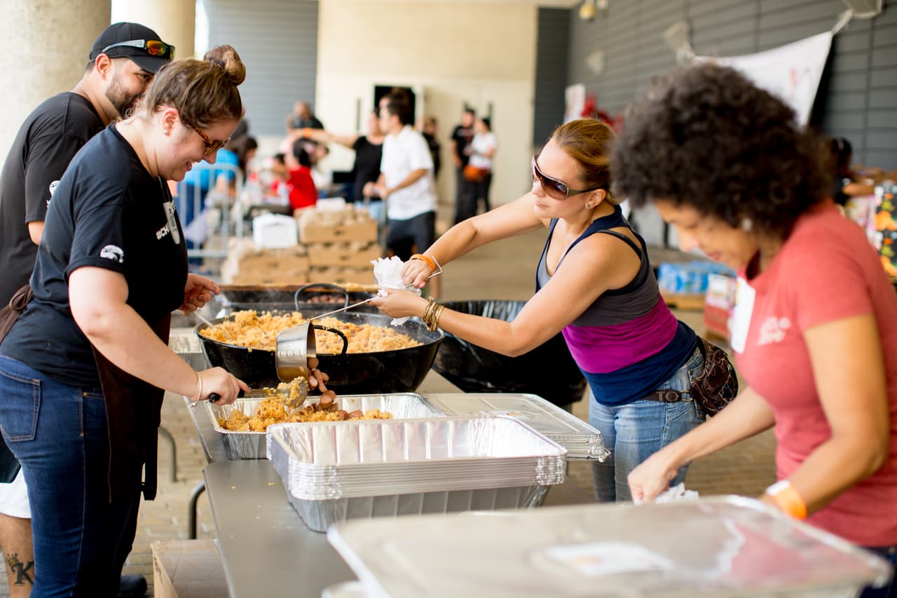 La cocina del coliseo no es la única que está preparando comida y que es manejada por esta organización. Hay una más en el municipio Ponce, al sur de la isla, y 'Chefs for Puerto Rico' espera abrir un par más en Fajardo y Mayagüez.