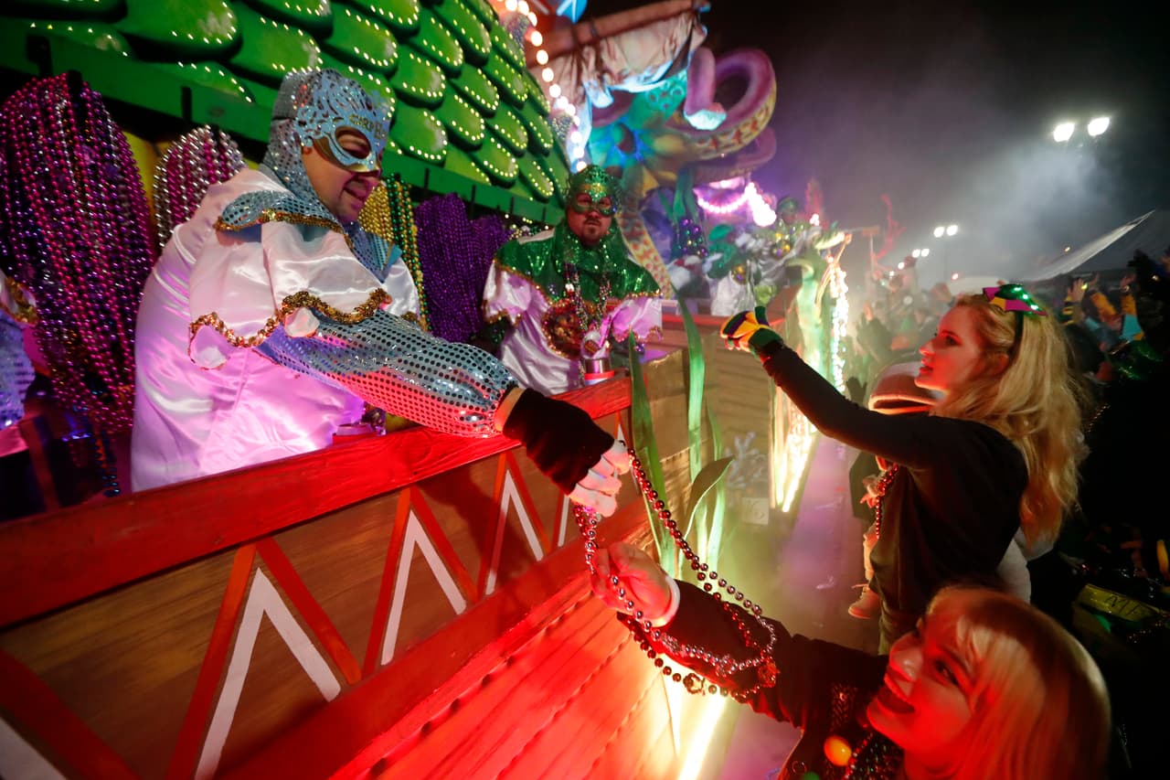 Miles de personas participan de la fiesta de Mardi Gras que podría traducirse al español como 'Martes Graso' pues es el día para alimentarse de grasa antes de la cuaresma.