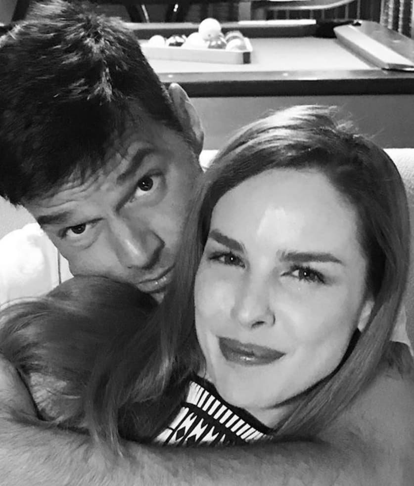 El 27 de junio, Ricky Martin posteó una foto en Instagram abrazando a la conductora Eglantina Zingg, donde comentó: "Nena mágica", lo que causó impacto en redes sociales.