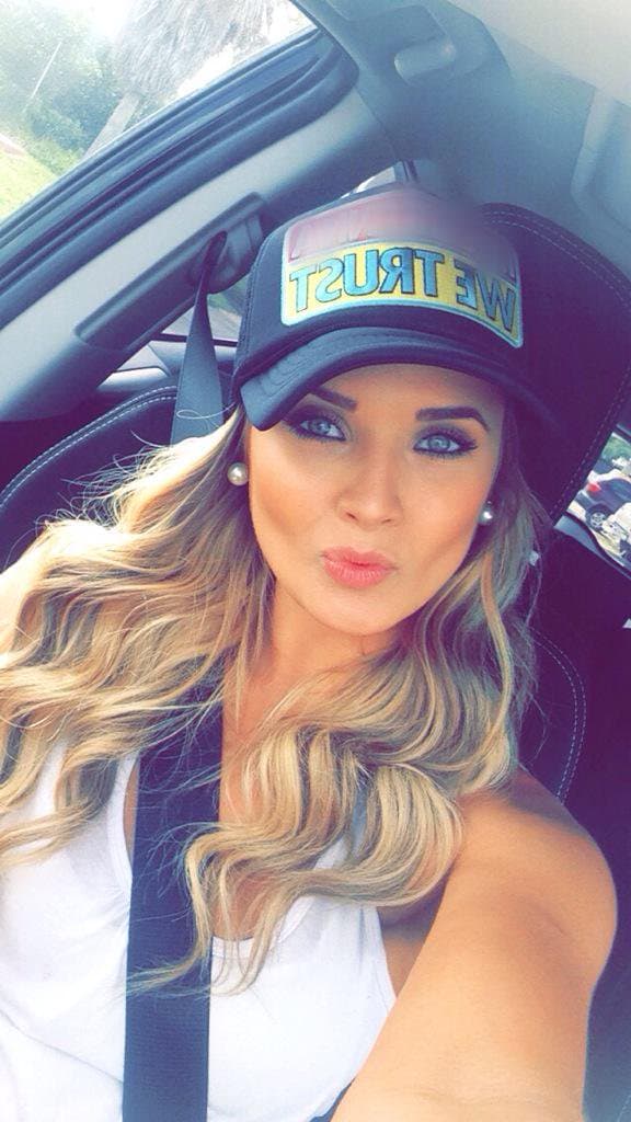 Cabe resaltar que, Kimberly Dos Ramos participó en el último capítulo de la primera temporada de 'Por amar sin ley', donde desarrolló el papel de una abogada penalista con especialidad en derechos humanos.