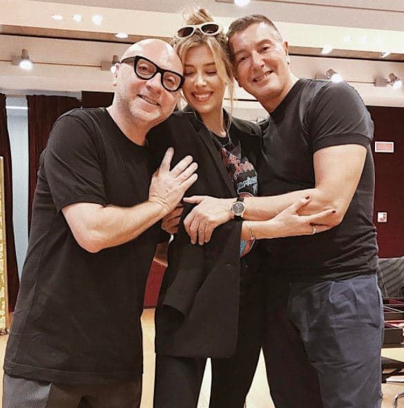 Tras el desfile, la modelo se tomó un tiempo para convivir con los pretigiosos diseñadores, de quienes es amiga.