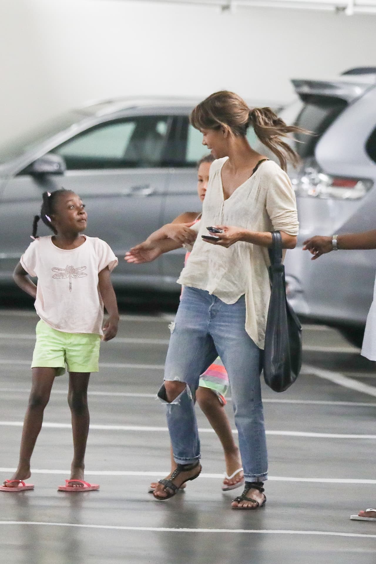 Como buena mamá, Halle atendió a su hija y su amiga como se merecen.