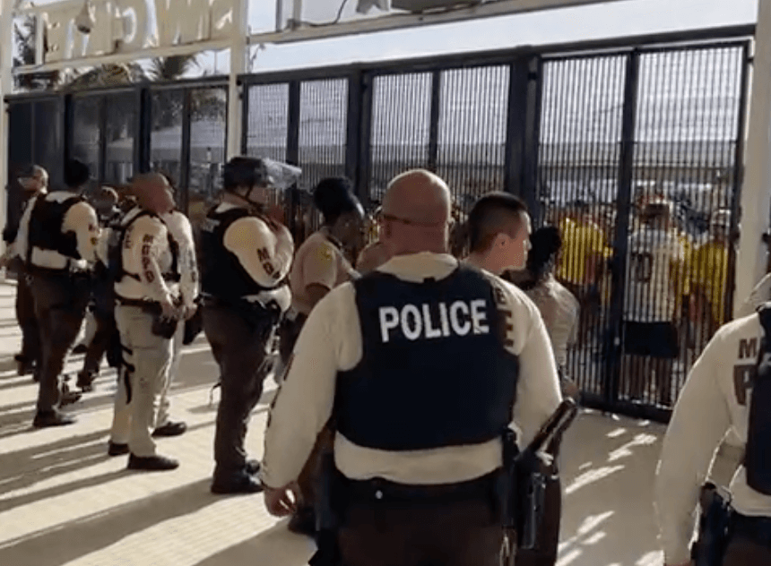 A las afueras del estadio Hard Rock, en Miami Gardens, Florida, había fanáticos esperando este domingo, desde las 6:00 a.m. a que abrieran los portones para disfrutar del 
<b><a href="https://www.univision.com/local/miami-wltv/incidentes-violentos-estadio-hard-rock-copa-america" target="_blank">juego final de la Copa América 2024</a></b>, entre las selecciones de 
<b>Argentina</b> y 
<b>Colombia</b>. Algunos de esos fanáticos, no tenían boleto, pero intentaron entrar a la fuerza.