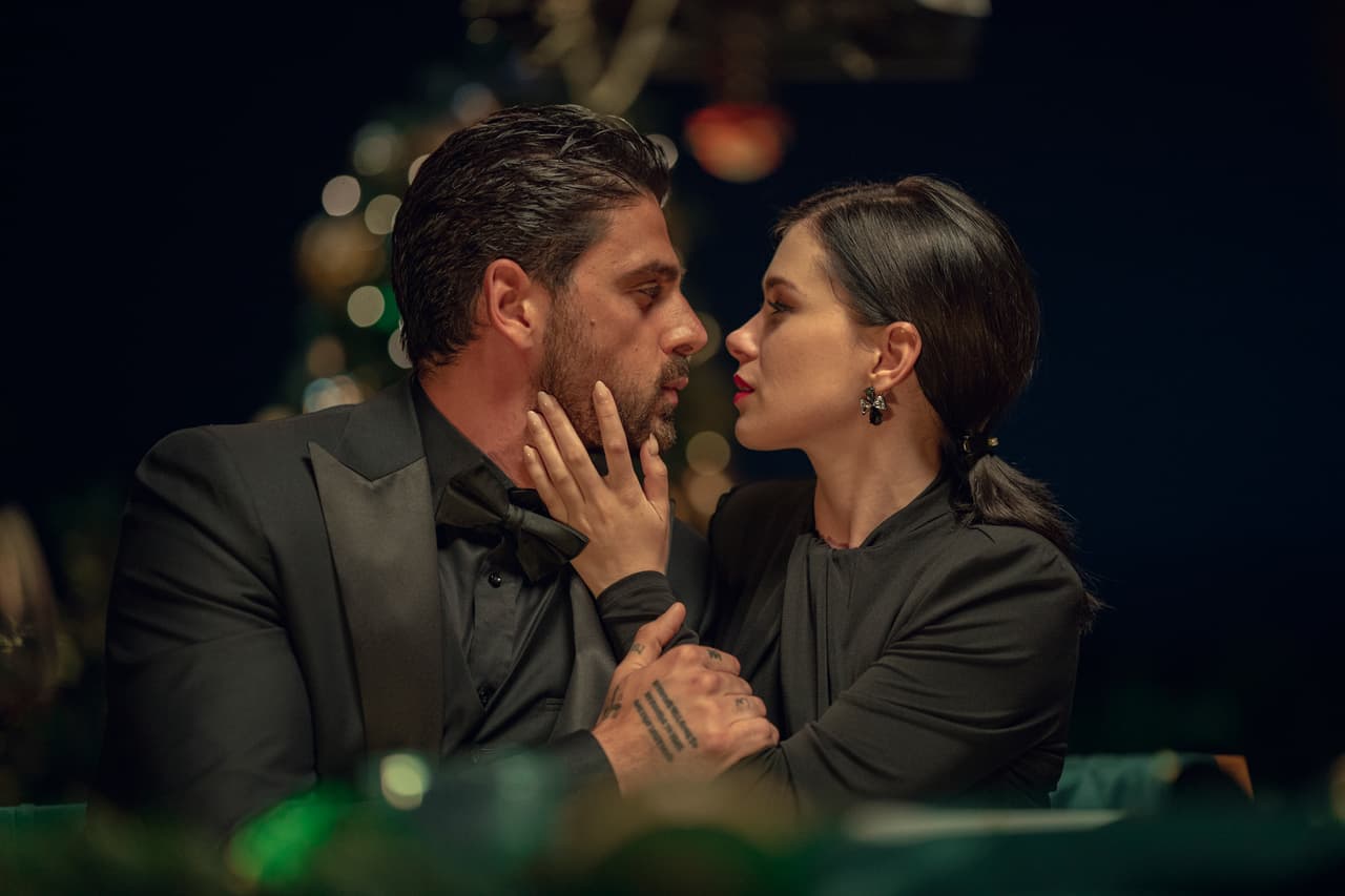 <a href="https://www.univision.com/entretenimiento/cine-y-series/365-dni-segunda-parte-conoce-al-rival-de-massimo">El romance en ‘365 DNI’</a> es tan cautivador que incluso los fanáticos de la película quieren saber más detalles sobre los protagonistas, por eso aquí te contamos sobre su vida amorosa en la vida real.