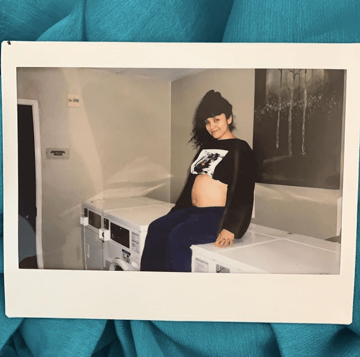 Considerando que un embarazo dura 40 semanas en promedio, es probable que
<a href="https://www.univision.com/radio/omar-y-argelia-show/mon-laferte-esta-embarazada-y-argelia-atilano-se-atreve-a-darle-un-consejo-para-las-nauseas-del-embarazo-video">Mon Laferte</a> de a luz entre marzo y abril del próximo año.