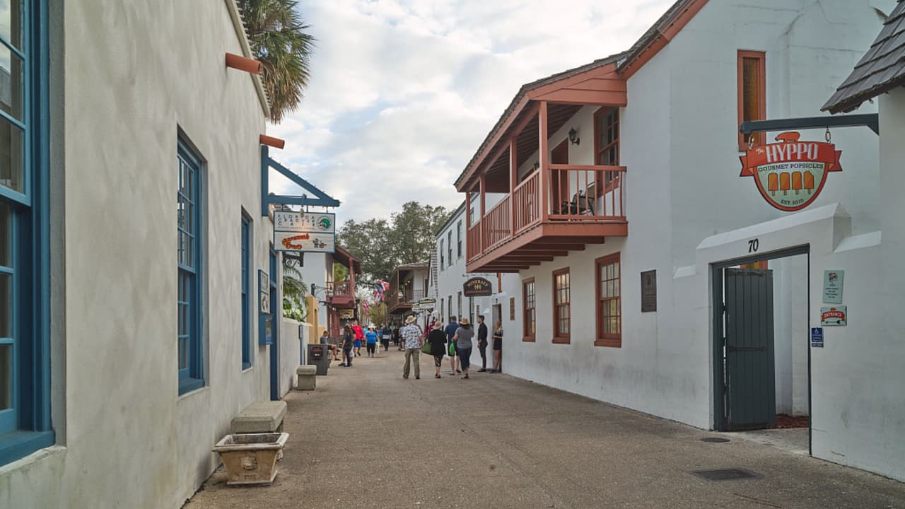 La ciudad conserva una fuerte herencia española en su arquitectura, con edificaciones de techos de teja, calles estrechas y construcciones emblemáticas como el Castillo de San Marcos.