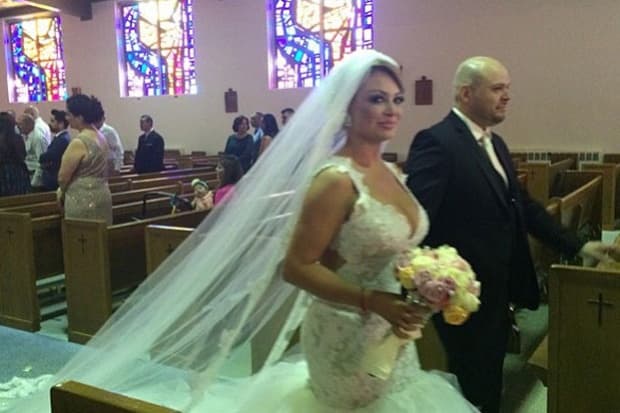 Así dejó la feliz pareja la iglesia, ya como marido y mujer.