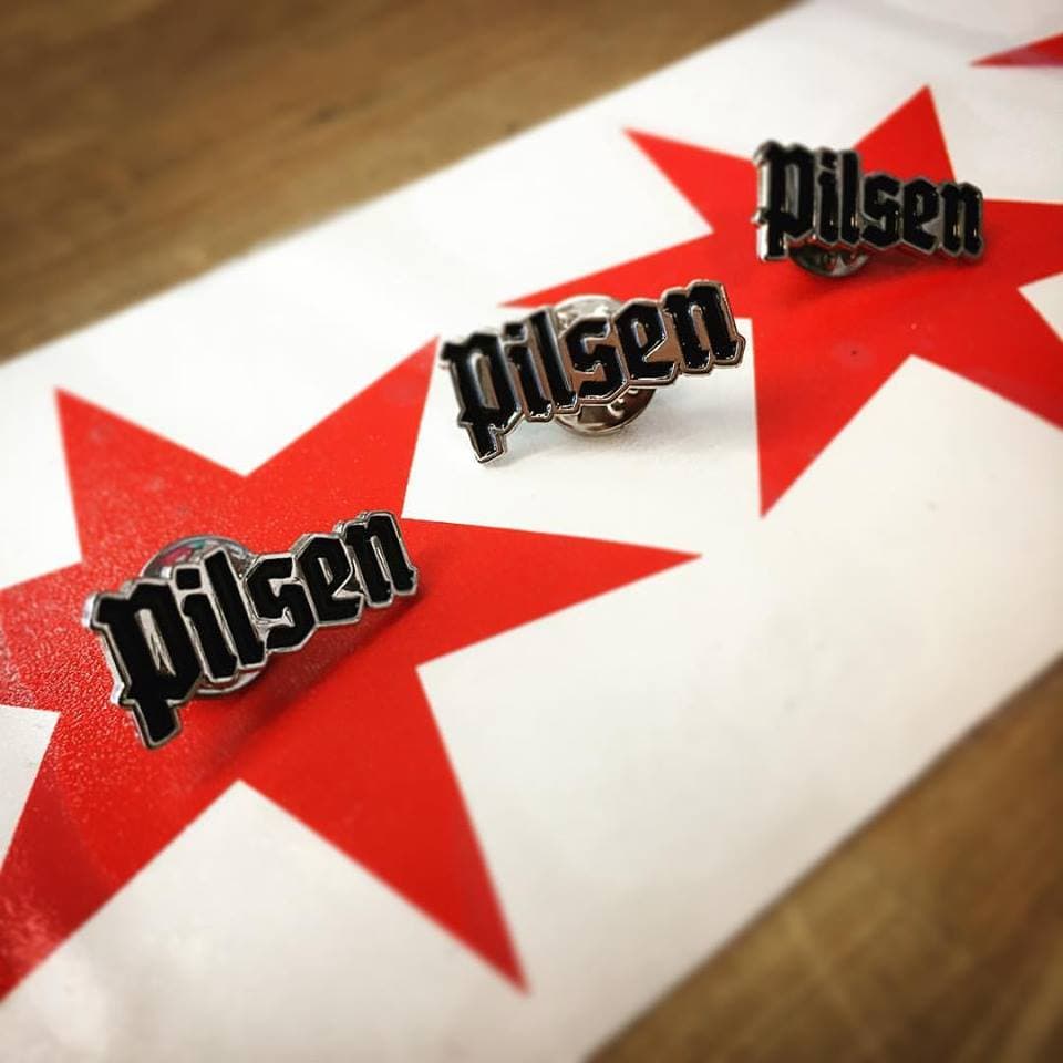 El arte que se exhibe dentro de esta galería va desde pinturas, productos hechos a mano, juguetes personalizados, ilustraciones e impresiones de edición especial, libros, camisetas y más.