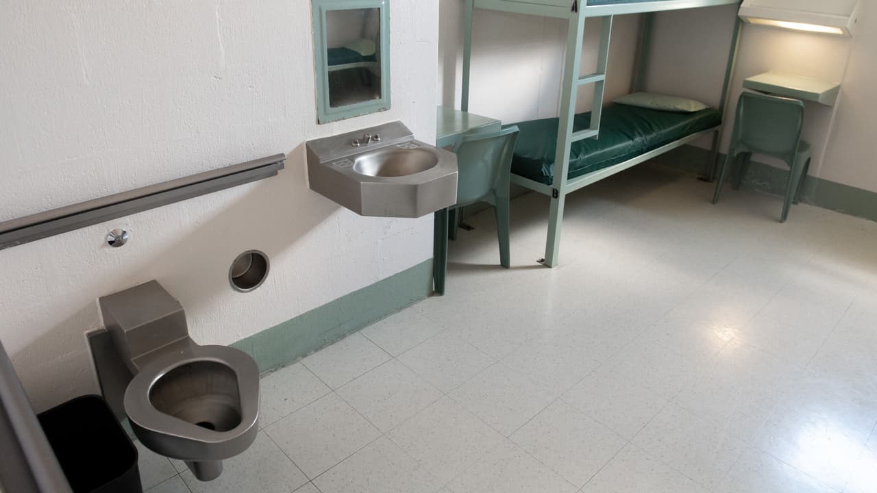 Denuncian malas condiciones en centro de ICE en Virginia: hasta 80 detenidos por habitación