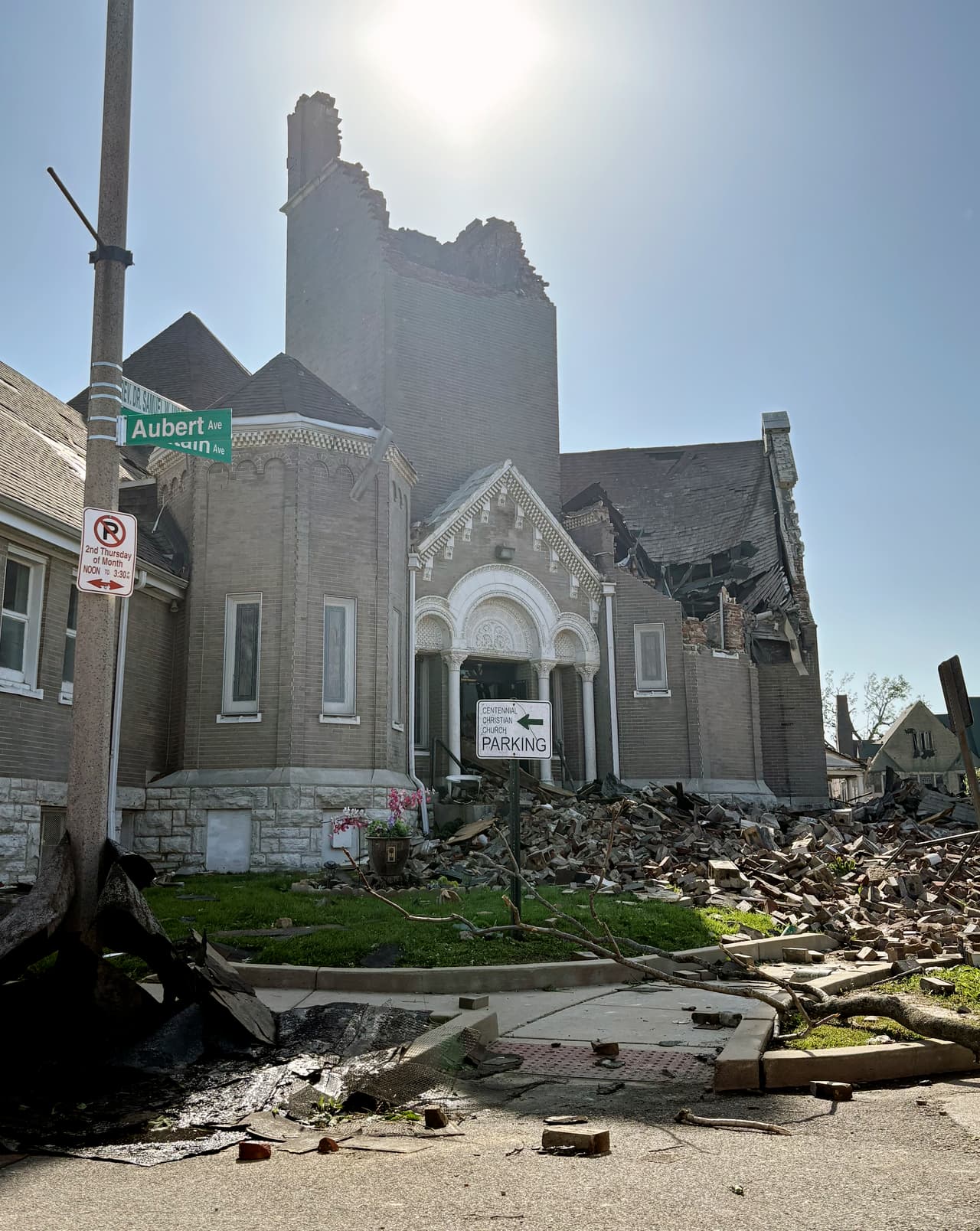 Parte de la Iglesia Cristiana Centenaria de St. Louis, Missouri, se derrumbó el viernes 16 de mayo de 2025 cuando fuertes tormentas, incluido un posible tornado, barrieron la ciudad.
