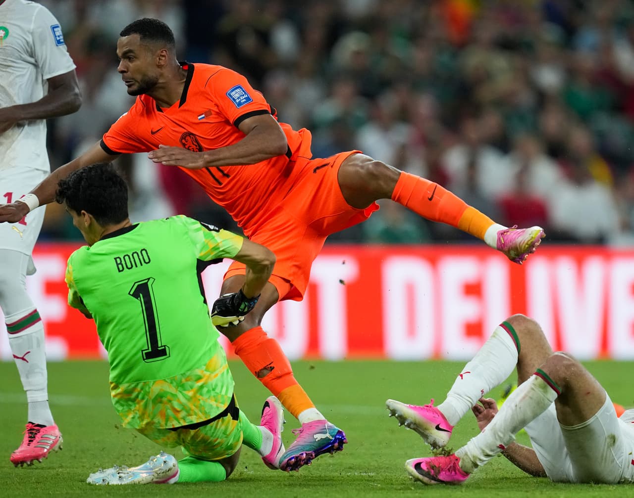 El neerlandés Cody Gakpo (11) marca un gol ante el portero de Marruecos, Yassine Bounou (1), durante el partido de dieciseisavos de final de la Copa del Mundo entre los Países Bajos y Marruecos en Guadalupe, cerca de Monterrey, México, el lunes 29 de junio de 2026.
