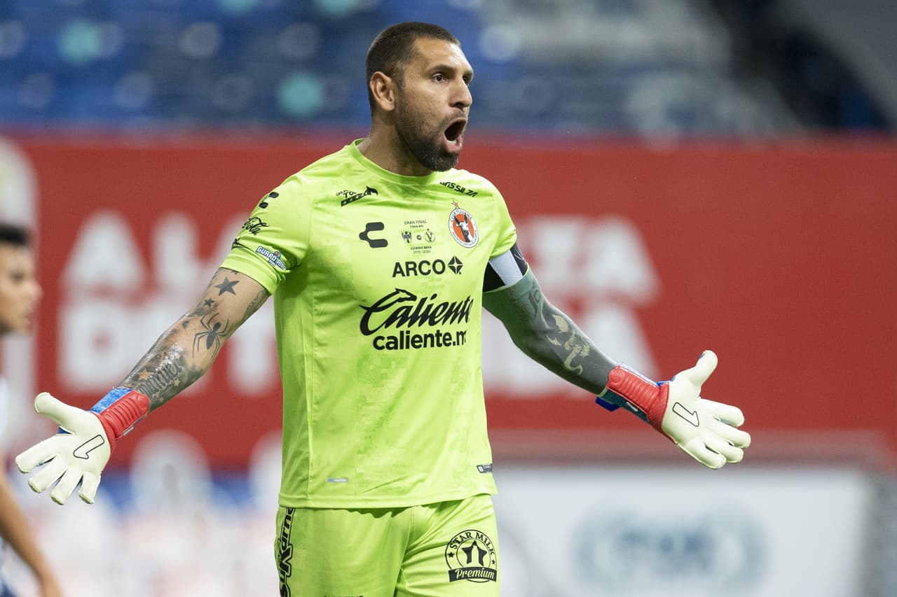 Jonathan Orozco terminó reclamando con mucha efusividad