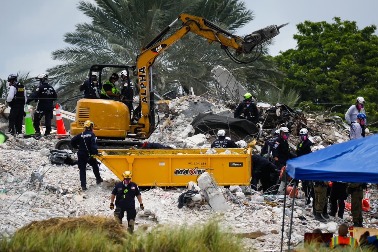 Hallan 4 cuerpos adicionales en la pila de escombros de Surfside: la cifra de muertes asciende a 90