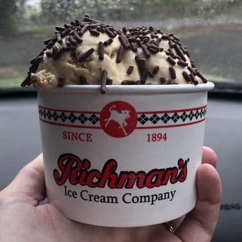 <b><a href="https://richmansicecream.com/">Richman’s: </a></b>Encuentre el clásido, cremoso, "softy" en uno de los seis puestos de avanzada esparcidos por la región de Filadelfia. El más cercano a Center City está en Prospect Park, en Delco, donde desde mesas cubiertas de sombrillas puedes probar clásicos como conos bañados en chocolate o mantequilla de maní, además de helados, batidos, hamburguesas y papas fritas. Planee una parada después de una visita al Refugio de Vida Silvestre John Heinz, a unas pocas millas de distancia. 📍
<a href="https://goo.gl/maps/xcABo85o4AUtNw919" target="_blank">323 Lincoln Ave., Prospect Park</a>