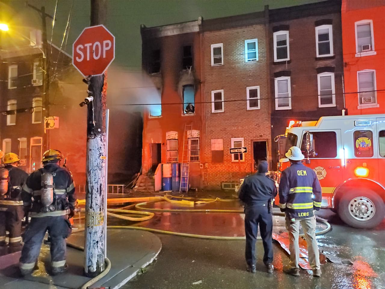 Un hombre muere durante un incendio en una casa adosada del norte de Filadelfia
