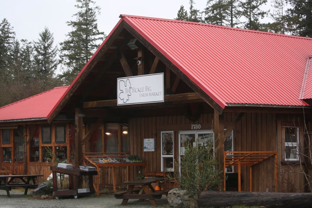 También se documentaron las fachadas de las tiendas en las que han hecho algunas compras: el mercado de Deep Cove, el supermercado de Whole Foods en Victoria, la tienda de Save on Foods en Sidney, el comercio de alimentos de Tim Horton en Sidney y la cafetería del mercado The Fickle Fig en Sidney, donde, según los informes, la pareja ha comprado.