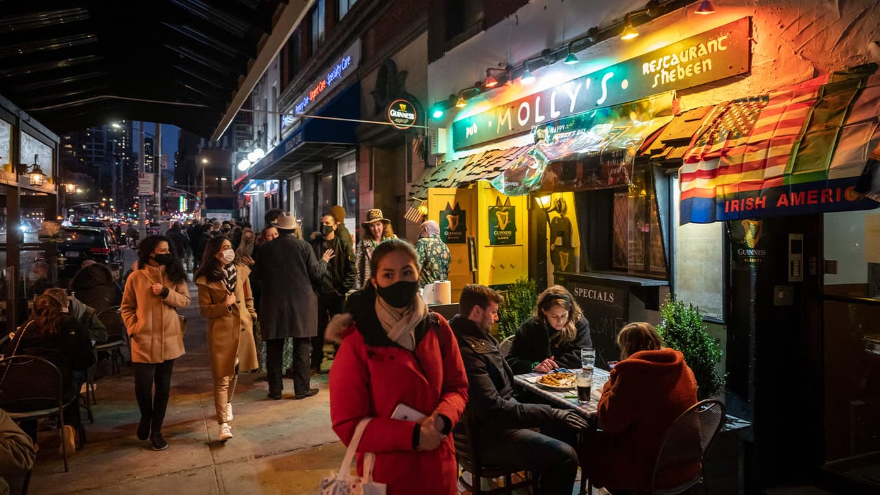 Lo segundo sería intentar no entrar en restaurantes o bares que estén muy llenos de personas.