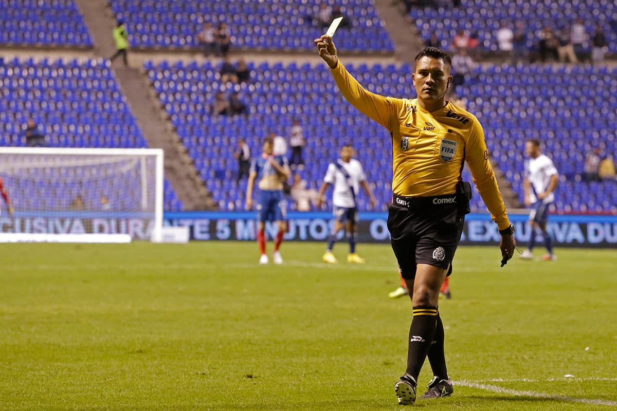 El árbitro Fernando Guerrero tuvo una controvertida actuación durante el juego.