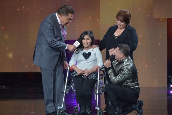Cuando la hermana de Larry Hernández se negó a abortar un embarazo con complicaciones, el cantante le prometió que nunca estaría sola. Hoy cumple su palabra junto a Lupita, su sobrina, quien sufre de spina bifida. 
