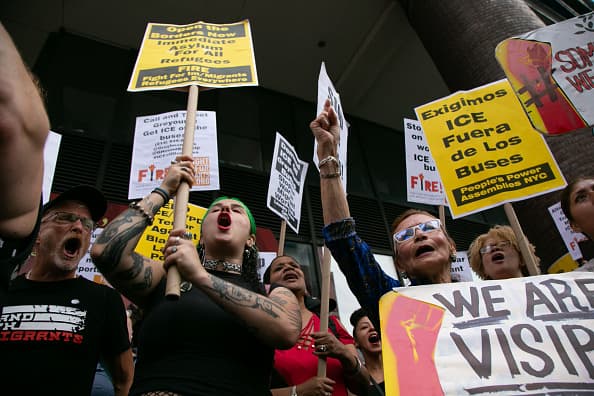Cientos de activistas protestaron la noche de este viernes afueras de las oficinas de la empresa de transporte Greyhound en Port Authority.