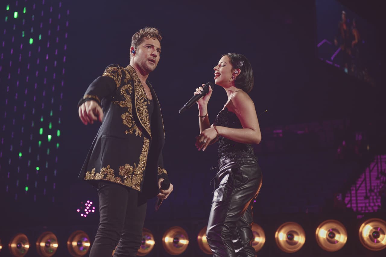 David Bisbal y Ángela Aguilar interpretaron el éxito 'Ave María'.