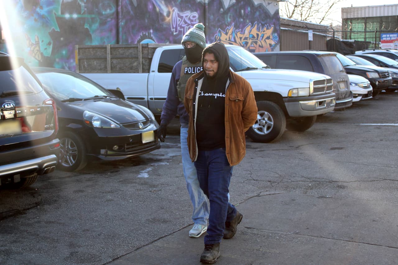 <h3 class="cms-H3-H3">Es crimen estatal ser inmigrante indocumentado en Florida</h3>
<br>
<br>Se crea
<b>un nuevo crimen a nivel estatal para los inmigrantes que están en el país de forma ilegal y lleguen a Florida</b>. Para que sea acusado de este nuevo crimen,
<b>la persona debe ser mayor de 18 años y las autoridades deberán probar que la persona entró o intentó entrar a Florida “después de entrar a los Estados Unidos eludiendo o evitando un examen o inspección por parte de funcionarios de inmigración”</b>. Si es encontrado culpable
<b>deberá cumplir una pena obligatoria de 9 meses en la cárcel. </b>
<br>