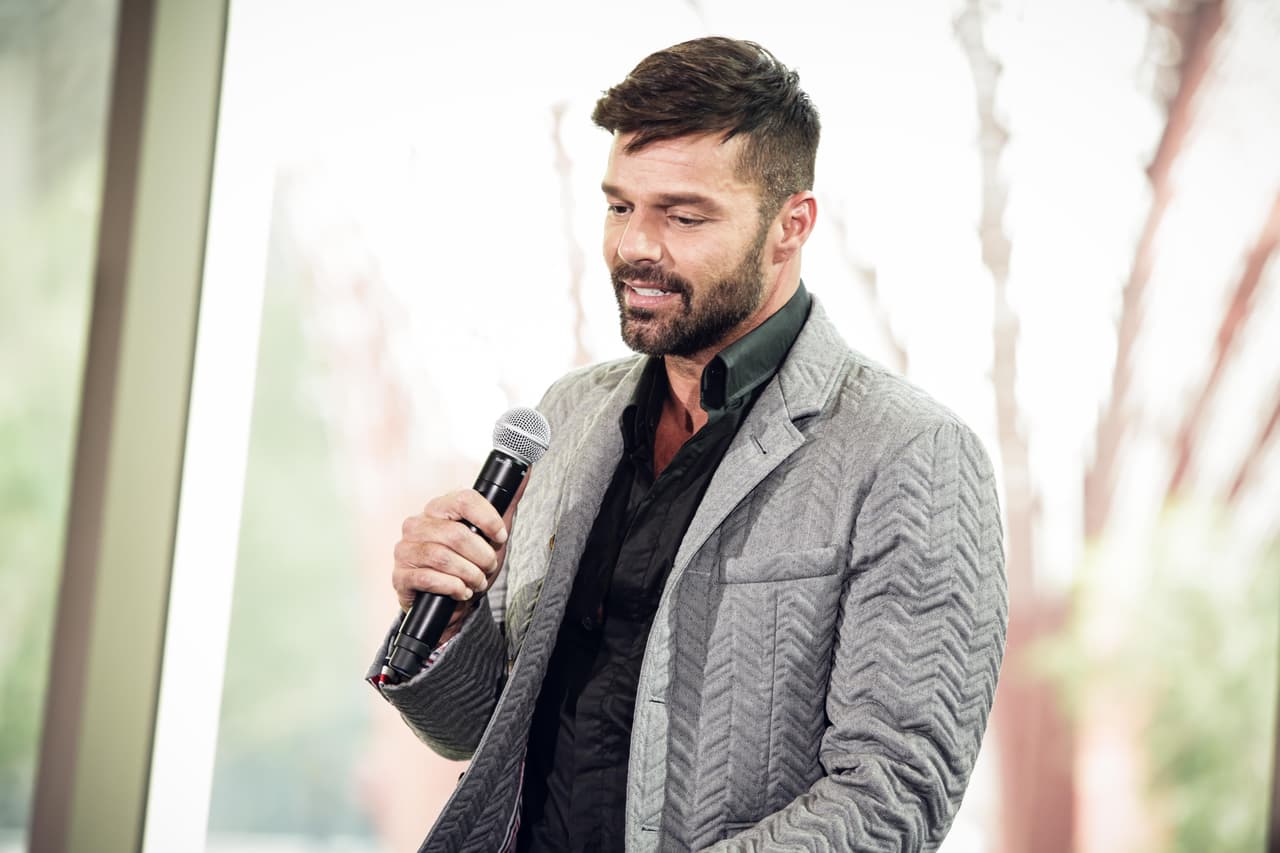 Y es que anunció su compromiso con el artista plástico Jwan Yosef.