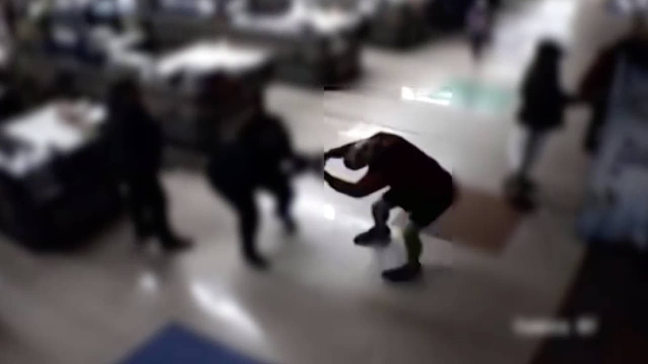 Captado en cámara: hombre intenta robar una bolsa de dinero en un Ranch Market de Phoenix