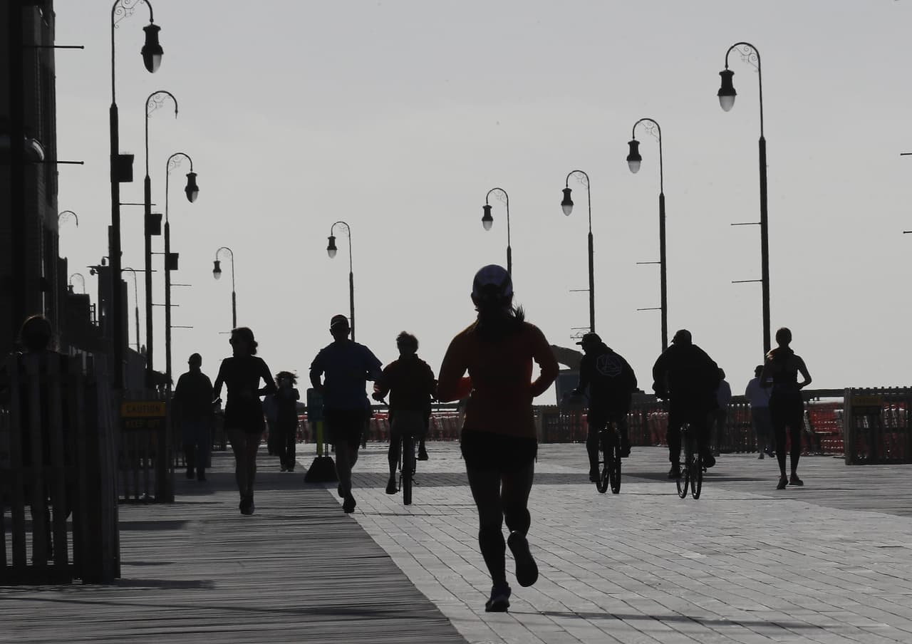 Los corredores de Long Island no dudaron en acercarse al malec´ón de Long Beach apenas fue abierto de nuevo al público en la madrugada del 21 de mayo, luego de casi dos meses de permanecer cerrado.