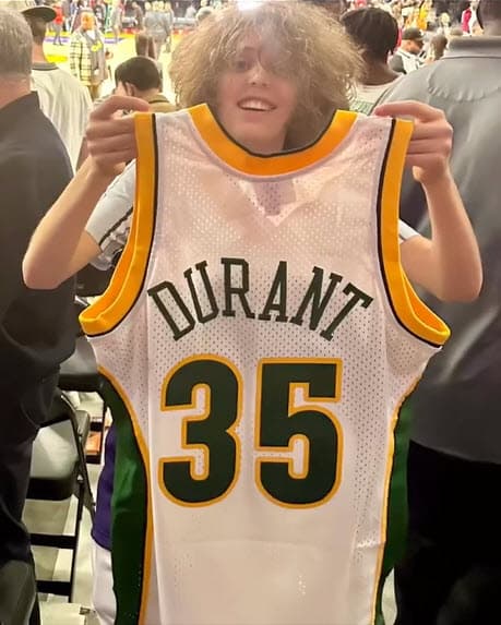 Jerónimo tiene 11 años, sus ojos verdes son iguales a los de su hermano mayor Emiliano.