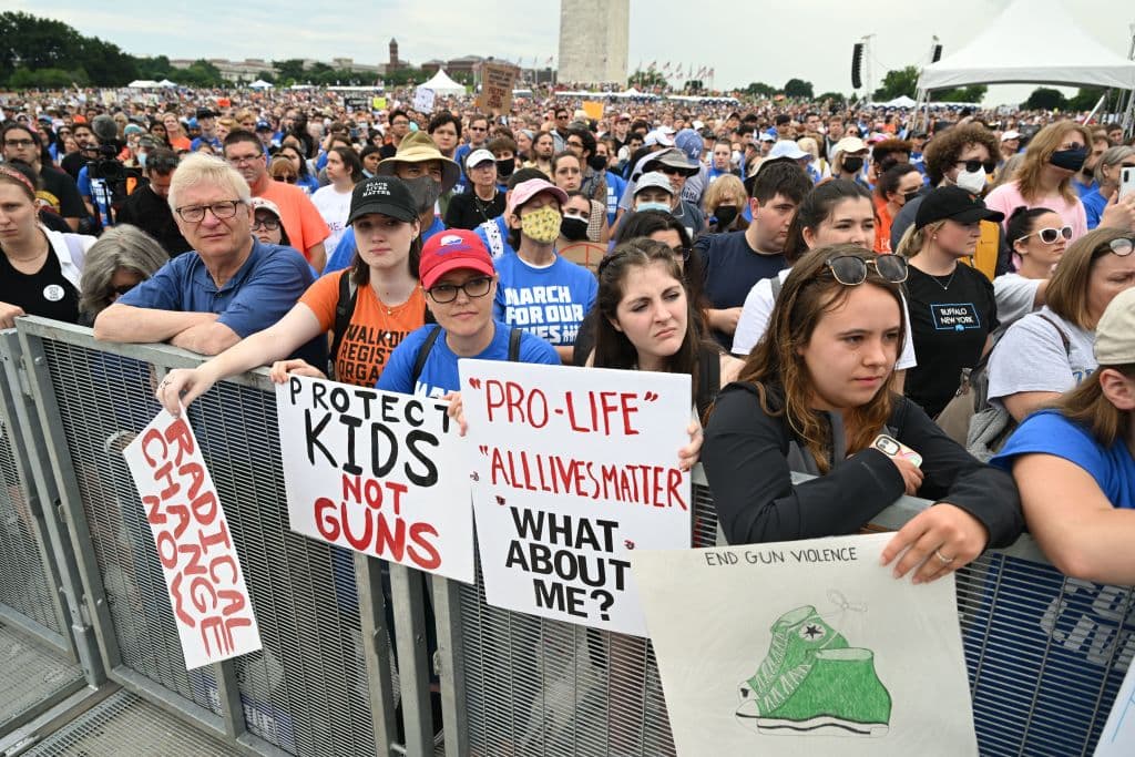 Esta semana, sobrevivientes de los últimos tiroteos y familiares de víctimas hablaron ante el congreso. Entre ellos estaba 
<a href="https://www.univision.com/noticias/estados-unidos/miah-cerrillo-nina-tiroteo-uvalde-audiencia-congreso-violencia-armas">Miah Cerrillo, una niña de 11 años que sobrevivió al tiroteo en la Escuela Primaria Robb en Uvalde, Texas, quien describió cómo se cubrió con la sangre de un compañero de clase muerto para hacerse la muerta y poder sobrevivir. </a>