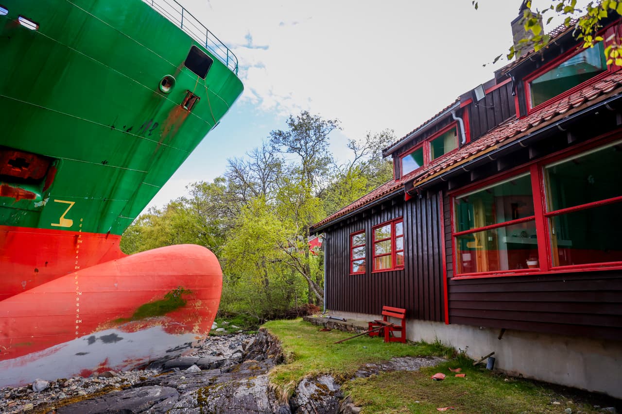Una imagen muestra un barco portacontenedores de 135 metros de largo en la costa del fiordo de Trondheim, en las afueras de Byneset, Trondheim, Noruega, el 22 de mayo de 2025, después de encallar y casi chocar contra una casa.
<br>