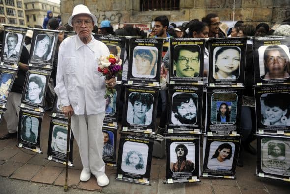 El 4 de febrero de 2008 en diversas ciudades del mundo los colombianos protestaron contra los secuestros de las Farc, pero entonces la izquierda se abstuvo de participar. (Con información de Efe)
