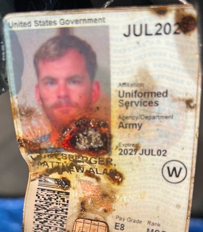 Identificación militar de Matthew Livelsberger.