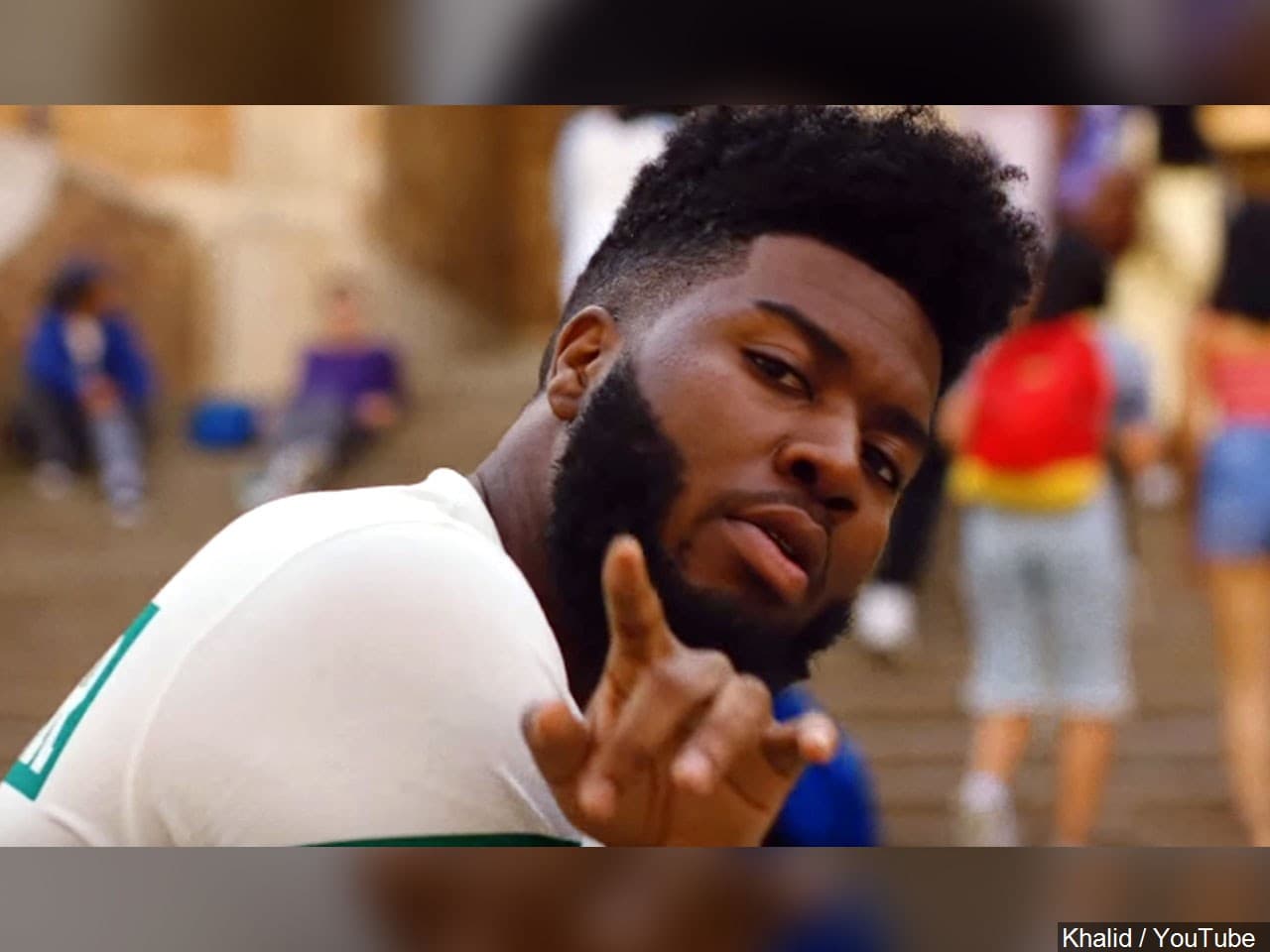 <b>Khalid</b> Comenzó a escribir canciones en el 2015 y las subía a una plataforma en internet. Las canciones que el creaba se volvían famosas entre sus compañeros de clases y así subió de seguidores en SoundCloud. Se volvió famoso en el 2016 y 2017 con su tema “Location” que se posicionó en el número 2 en la lista de Billboard. 
<br>
<br>Sus canciones más populares son: “Location” “Talk” y “Young, Dumb & Broke” 
<br>
<br>
<b>Khalid se presenta por primera vez en el Rodeo de Houston el miércoles 18 de marzo. </b>
<br>