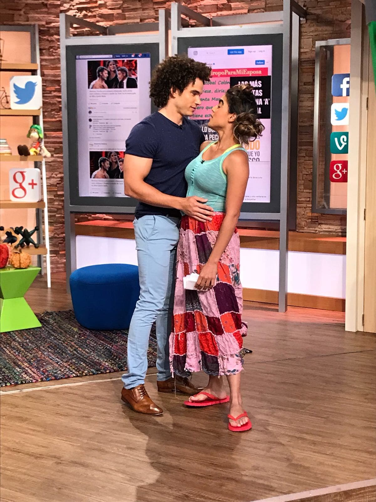 Aldrin Coto no tenía el placer de conocerla y como podemos ver Mela no perdió el tiempo.