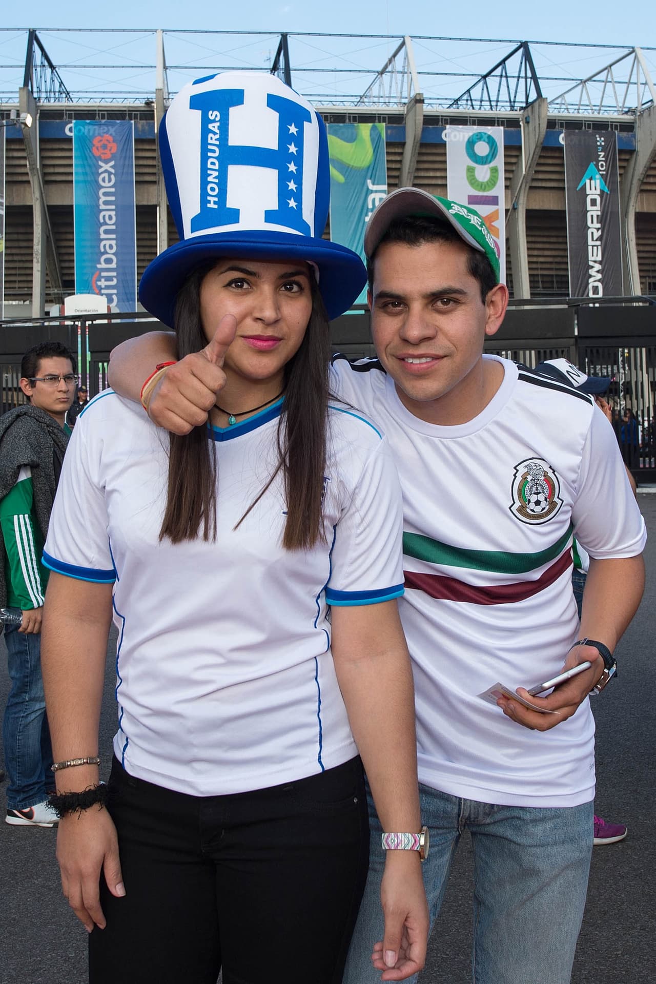 Aficionados de México y Honduras se dieron cita en el Estadio Azteca para apoyar a su selección. Gorros, penachos, sombreros y maquillaje fue sólo una parte del folclor.